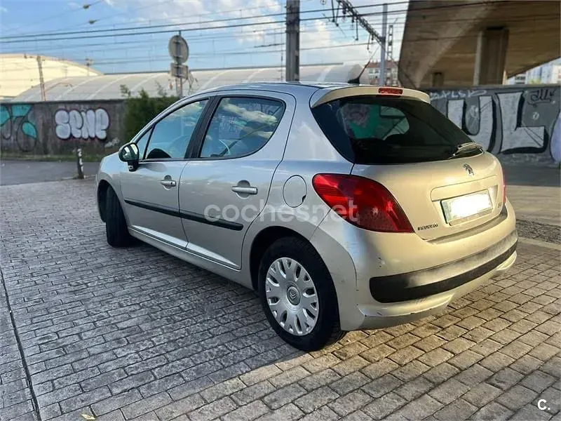 Usado Peugeot 207 70 CV (51 kW) 2008 Gris / plata Berlina