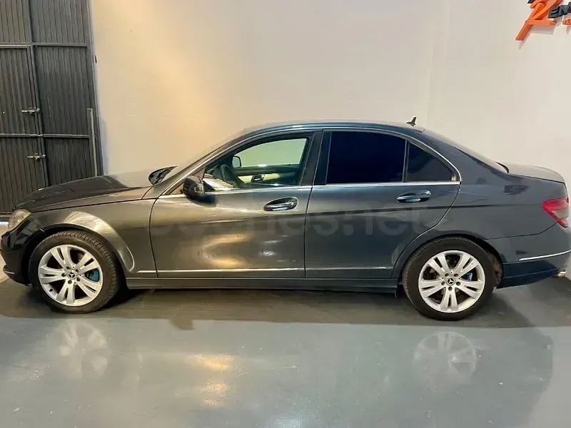 Usado Mercedes C200 Avantgarde 136 CV (100 kW) 2010 Gris / plata Berlina