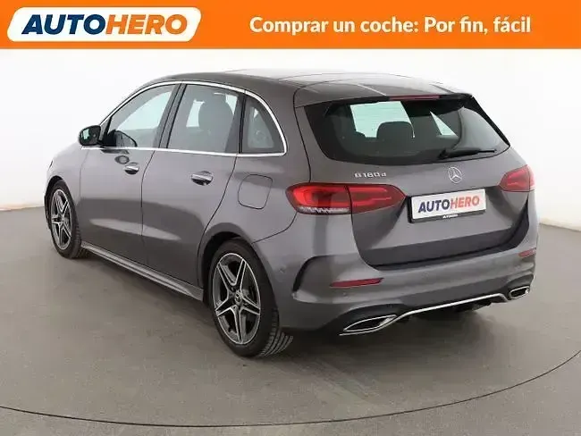 Usado Mercedes B180 AMG line 116 CV (85 kW) 2022 Gris Utilitario