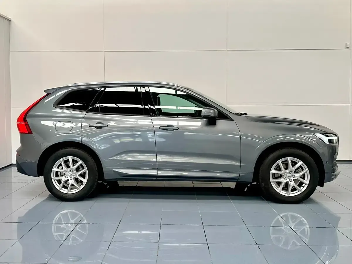 Usado Volvo XC60 Momentum 150 CV (110 kW) 2018 Gris SUV