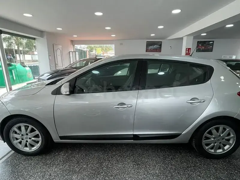 Usado Renault Mégane Dynamique 130 CV (95 kW) 2009 Gris / plata Berlina