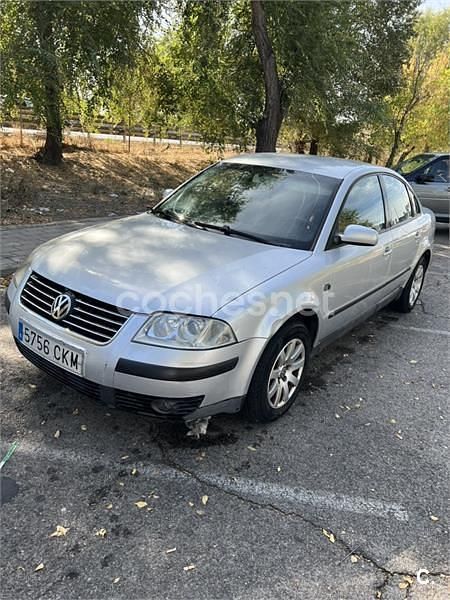 Gris / plata Usado 2003 VW Passat Comfortline Berlina | 1800 € (Precio justo) - Imagen 1/4
