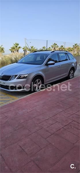 Usado Skoda Octavia 130 CV (95 kW) 2020 Gris / plata Familiar