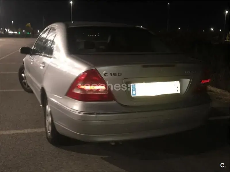 Usado Mercedes C180 Elegance 143 CV (105 kW) 2002 Gris / plata Berlina