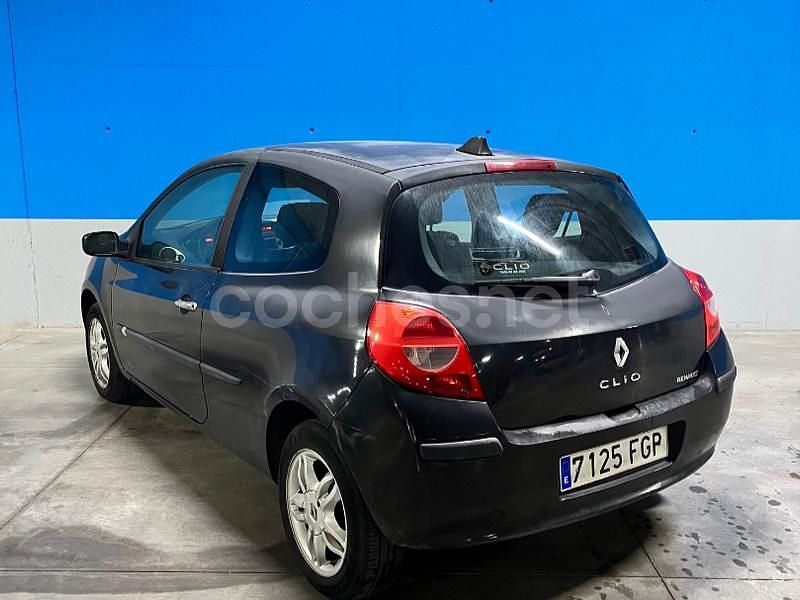 Usado Renault Clio II 75 CV (55 kW) 2006 Negro Berlina