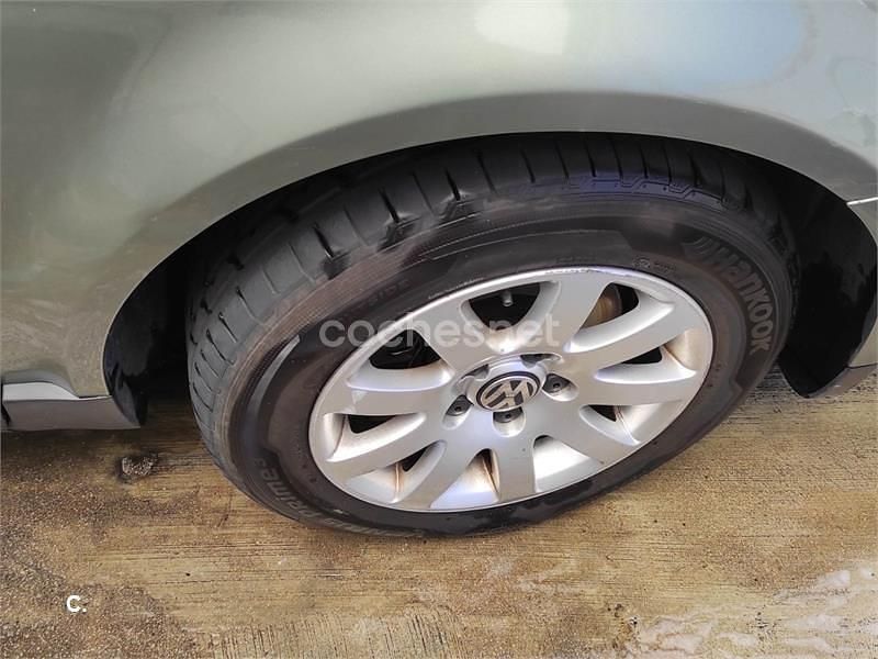 Usado VW Passat Trendline 130 CV (95 kW) 2002 Verde Berlina