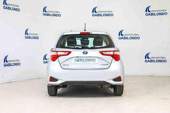 Usado Toyota Yaris Hybrid Advance 100 CV (73 kW) 2019 Gris / plata Berlina