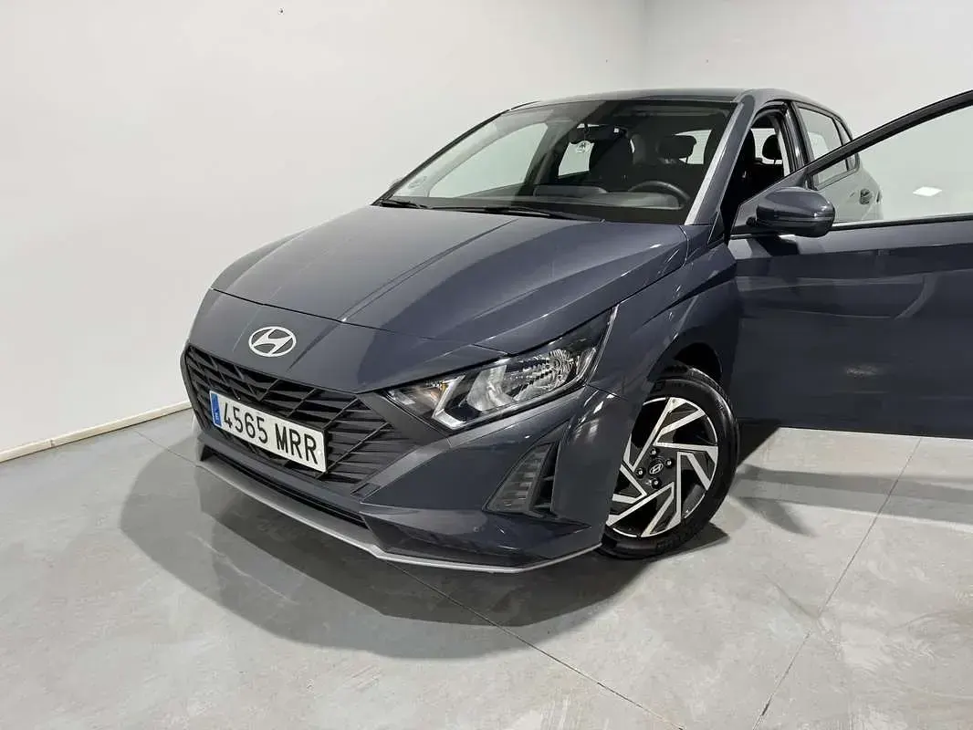 Usado Hyundai i20 84 CV (61 kW) 2024 Gris Utilitario