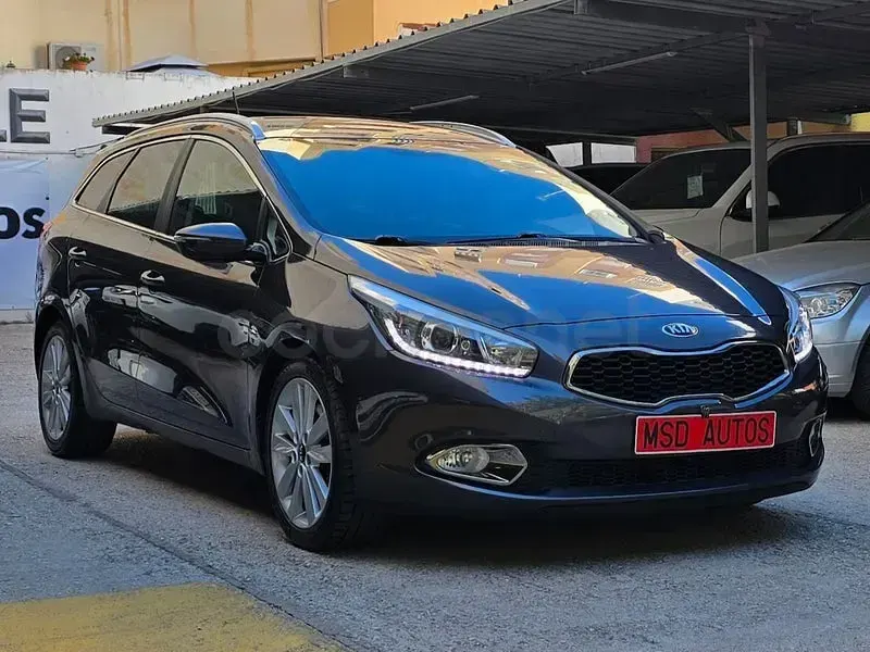 Usado Kia Ceed GT 128 HP (94 kW) 2014 Cinzento Sedan