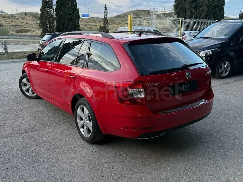 Usado Skoda Octavia Active 115 CV (84 kW) 2019 Rojo Familiar