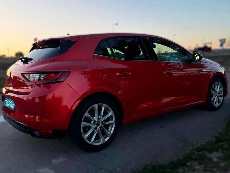 Usado Renault Mégane IV Zen 110 CV (80 kW) 2017 Rojo Utilitario
