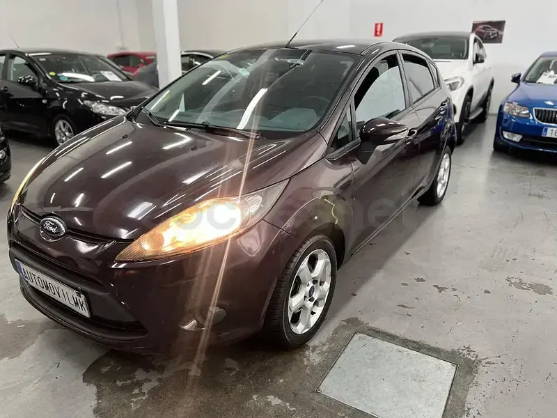 Usado Ford Fiesta Trend 70 CV (51 kW) 2011 Granate Berlina