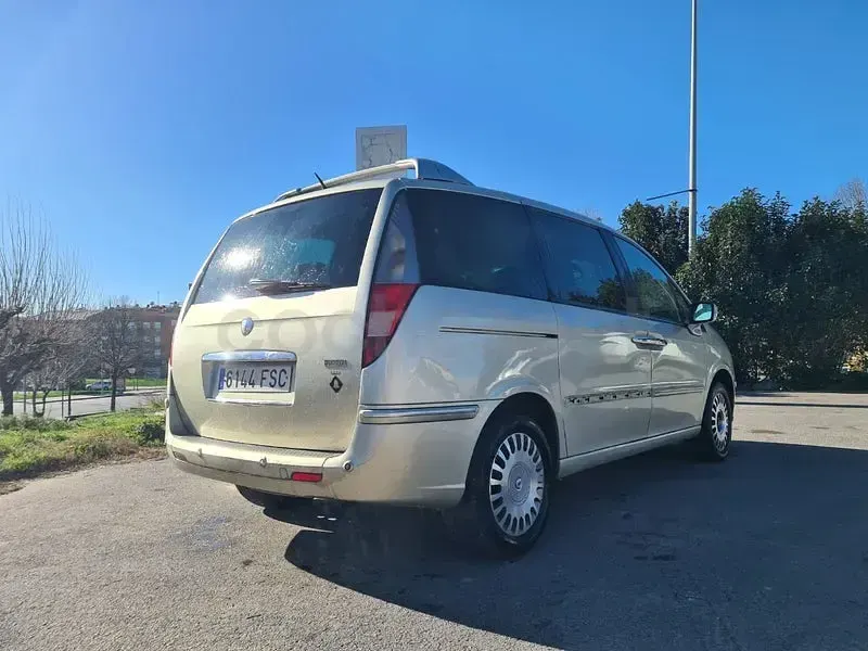 Usado Lancia Phedra 136 CV (100 kW) 2008 Beige Monovolumen