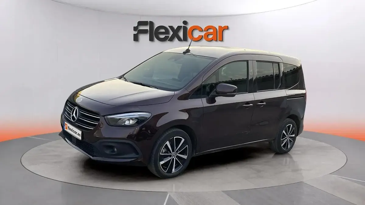 Usado Mercedes T180 116 CV (85 kW) 2022 Granate Monovolumen