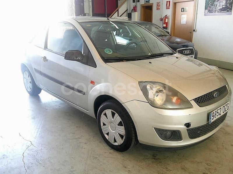 Usado Ford Fiesta Trend 80 CV (58 kW) 2006 Gris / plata Utilitario