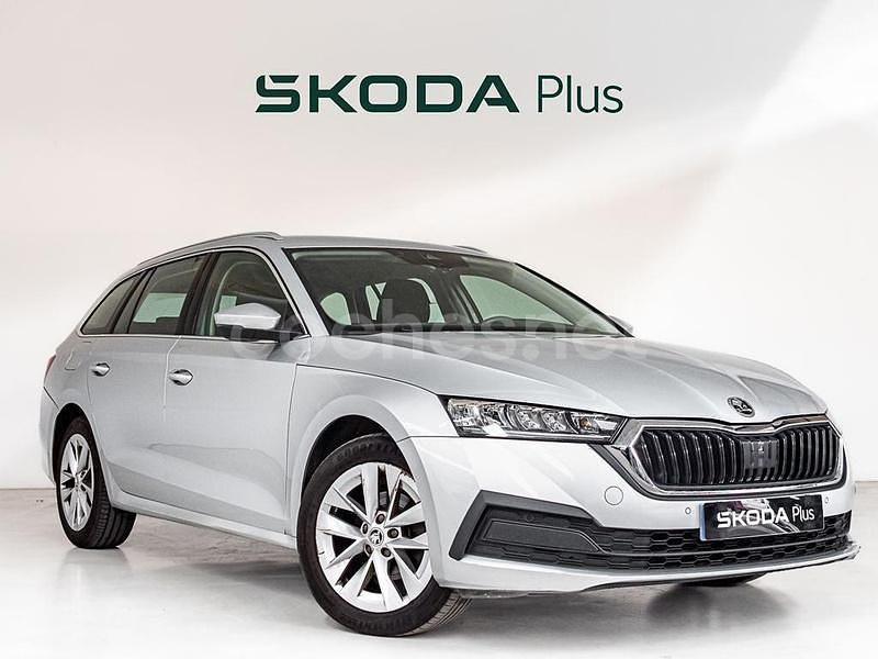 Gris plata Usado 2021 Skoda Octavia Ambition Familiar | 18.900 € (Precio justo) - Imagen 1/4