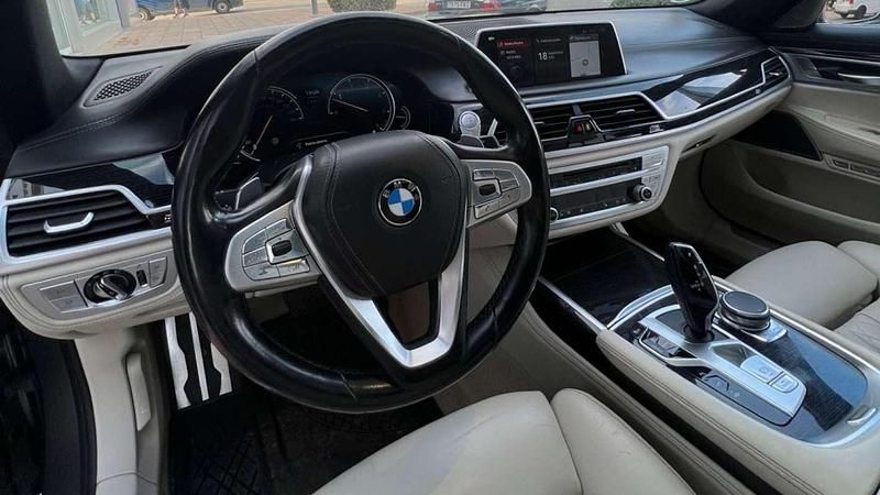 Käytetty BMW 750L Comfort Edition 400 HP (294 kW) 2017 Peessi Sedan