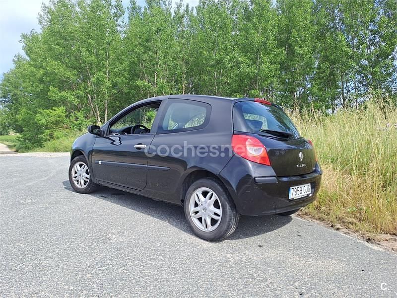 Usado Renault Clio II 85 CV (62 kW) 2008 Negro Berlina