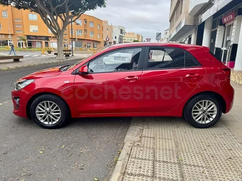 Usado Kia Rio 84 CV (61 kW) 2023 Rojo Berlina