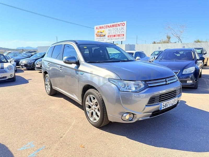 Usado Mitsubishi Outlander P-HEV Motion 203 CV (149 kW) 2014 Gris / plata SUV