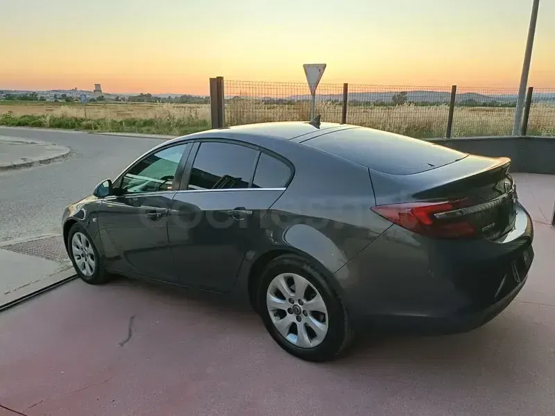 Usado Opel Insignia Selective 140 CV (102 kW) 2015 Gris / plata Berlina