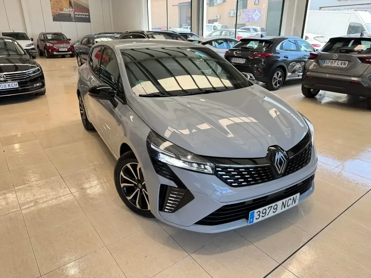 Usado Renault Clio Techno 90 CV (66 kW) 2025 Gris Utilitario