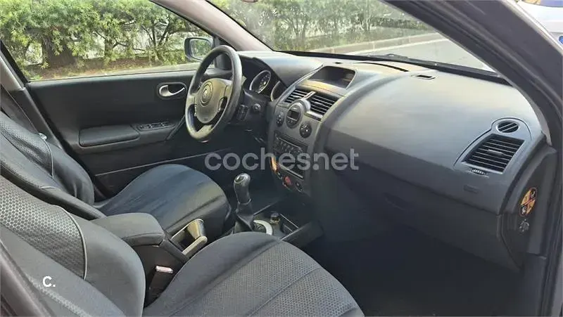 Usado Renault Mégane Dynamique 80 CV (58 kW) 2005 Gris / plata Berlina