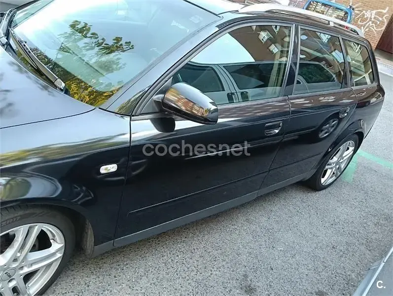 Usado Audi A4 130 CV (95 kW) 2002 Negro Familiar