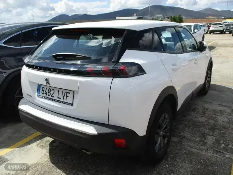 Usado Peugeot 2008 Active 110 CV (80 kW) 2021 Blanco SUV