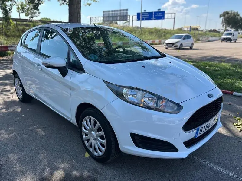 Usado Ford Fiesta Trend 75 CV (55 kW) 2017 Blanco Utilitario