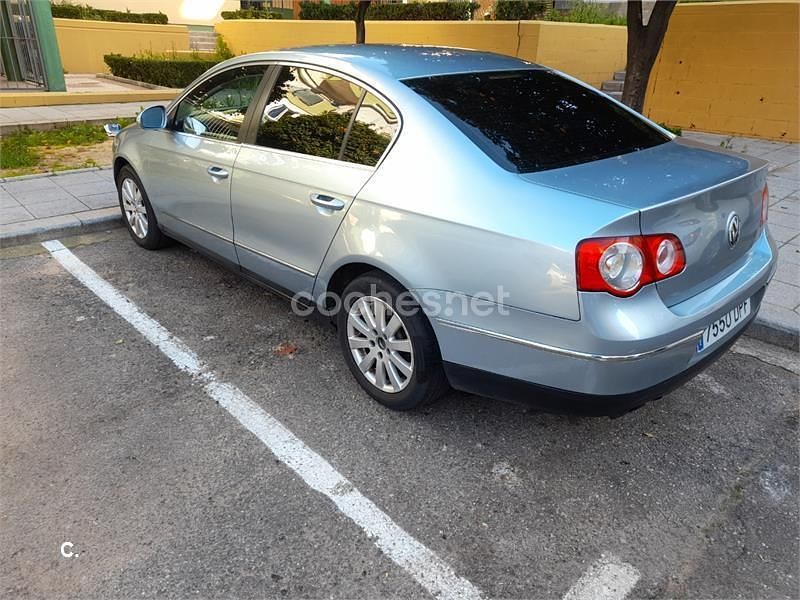 Usado VW Passat Trendline 140 CV (102 kW) 2005 Azul Berlina