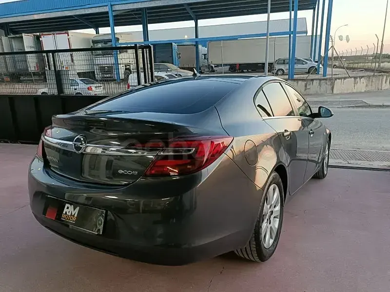 Usado Opel Insignia Selective 140 CV (102 kW) 2015 Gris / plata Berlina