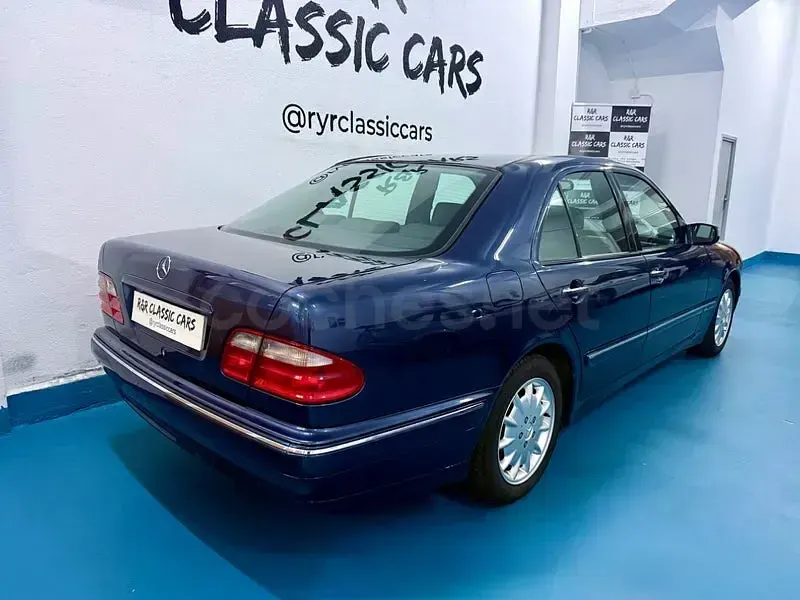Usado Mercedes E240 Elegance 170 CV (125 kW) 2000 Azul Berlina
