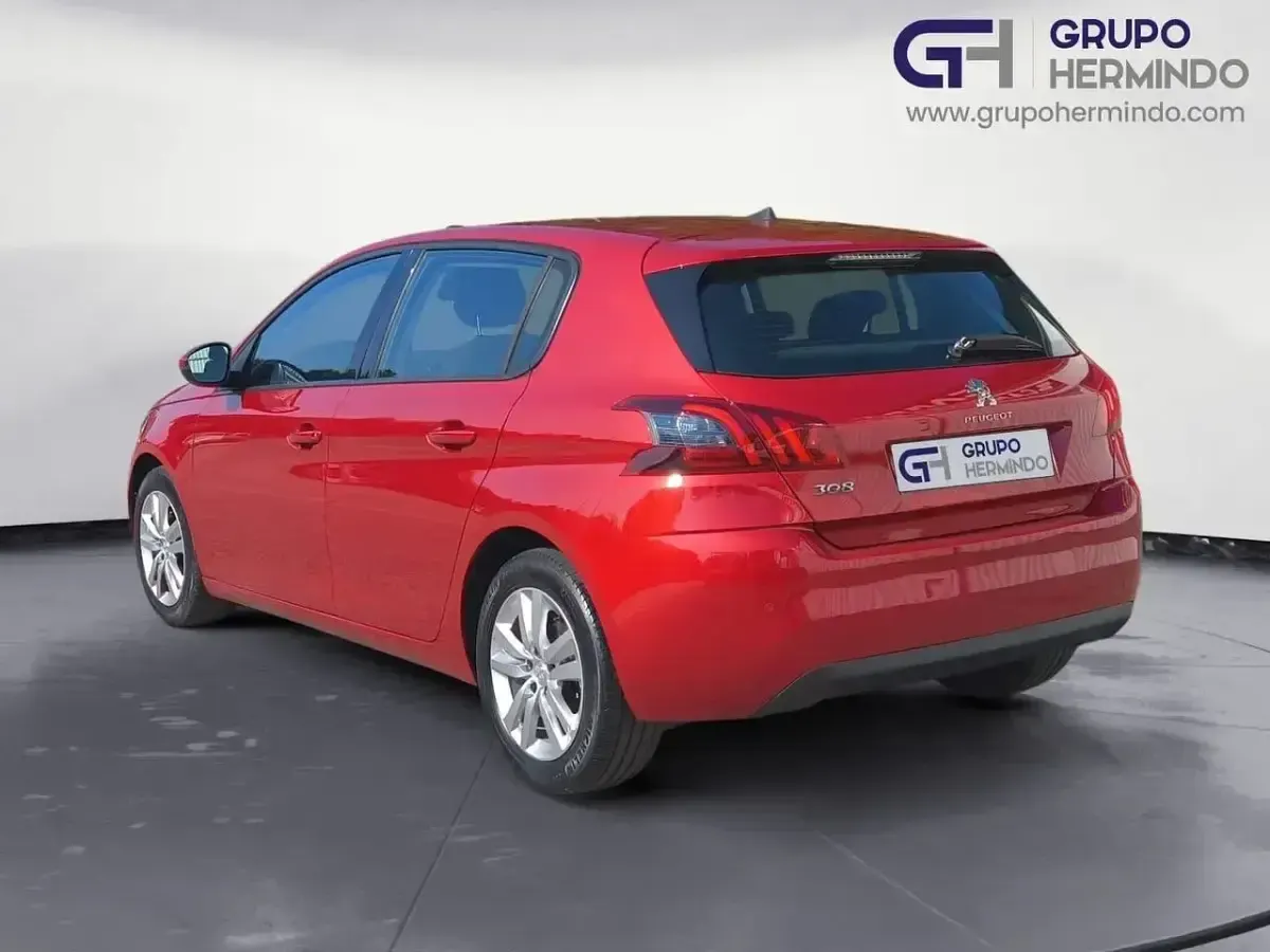Usado Peugeot 308 Active 100 CV (73 kW) 2020 Rojo Berlina