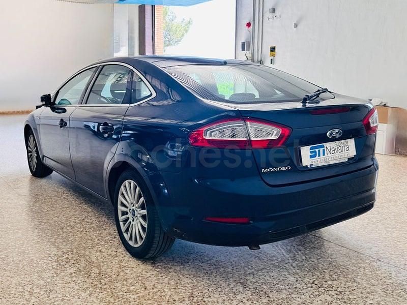 Usado Ford Mondeo Ghia 140 CV (102 kW) 2011 Azul Berlina