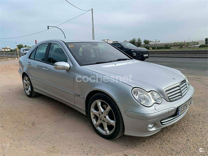 Usado Mercedes C200 Classic 122 CV (89 kW) 2006 Gris / plata Berlina