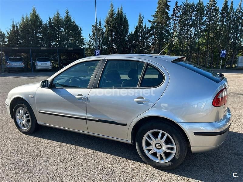 Usado Seat Leon 90 CV (66 kW) 2002 Gris / plata Utilitario