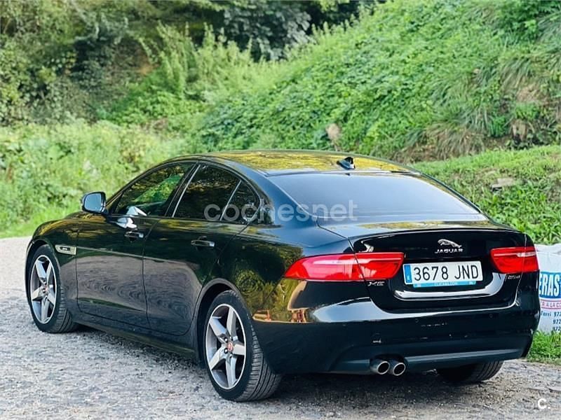 Usado Jaguar XE R-Sport 180 CV (132 kW) 2016 Negro Berlina