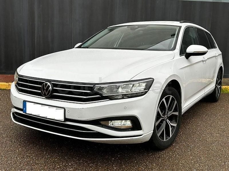 Usado VW Passat Executive 150 CV (110 kW) 2022 Blanco Familiar