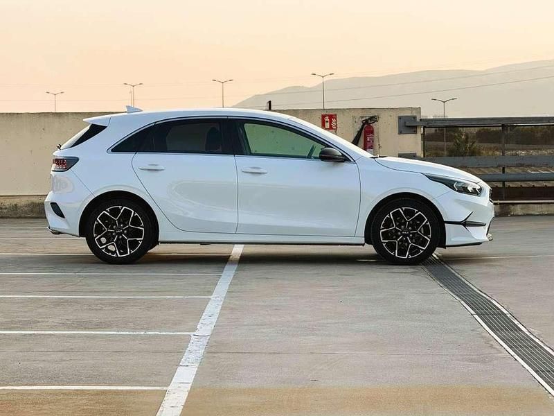 Usado Kia Ceed Style 101 CV (74 kW) 2024 Blanco Utilitario
