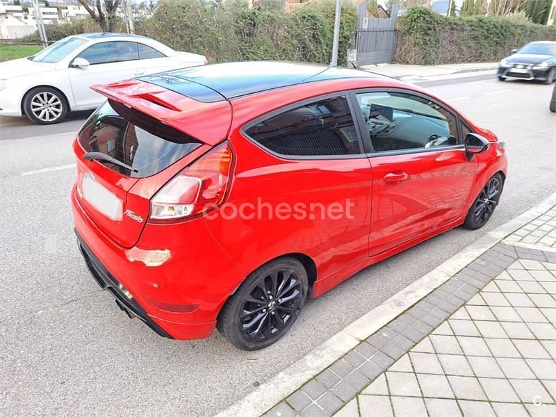 Usado Ford Fiesta Trend 82 CV (60 kW) 2014 Rojo Utilitario