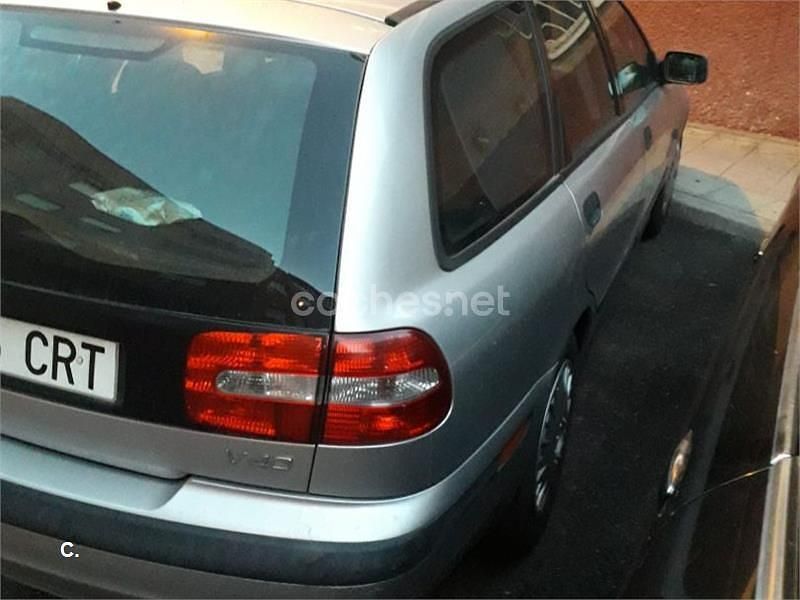 Usado Volvo V40 109 CV (80 kW) 2004 Gris / plata Familiar