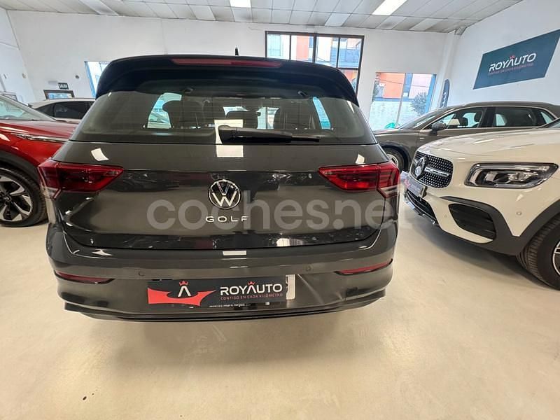 Usado VW Golf VIII Life 115 CV (84 kW) 2022 Gris / plata Berlina