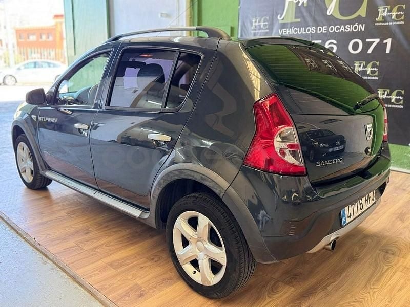 Usado Dacia Sandero Stepway 85 CV (62 kW) 2011 Gris / plata Berlina