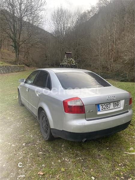 Usado Audi A4 130 CV (95 kW) 2001 Gris / plata Berlina