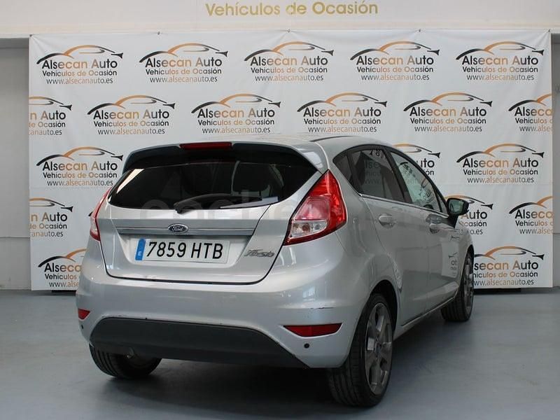 Usado Ford Fiesta Titanium 75 CV (55 kW) 2013 Gris / plata Utilitario