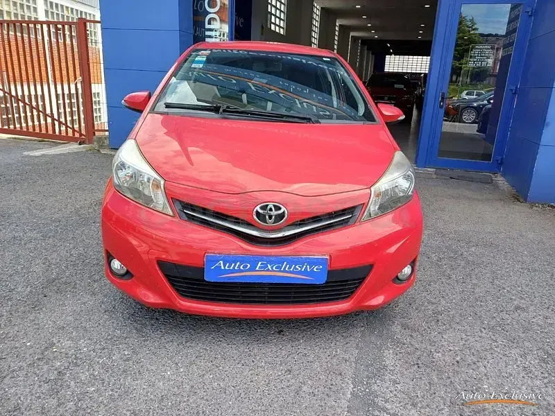 Usado Toyota Yaris Active 90 CV (66 kW) 2013 Rojo Utilitario