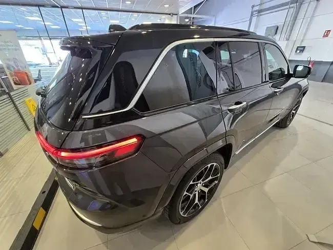 Usado Jeep Grand Cherokee Summit 381 CV (280 kW) 2024 Gris / plata SUV