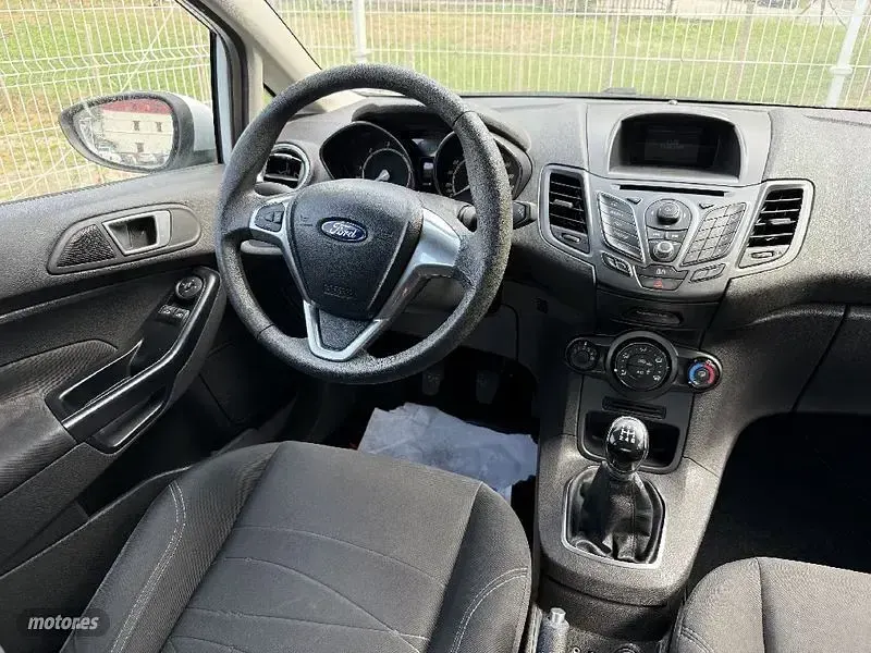 Usado Ford Fiesta 75 CV (55 kW) 2015 Blanco Utilitario