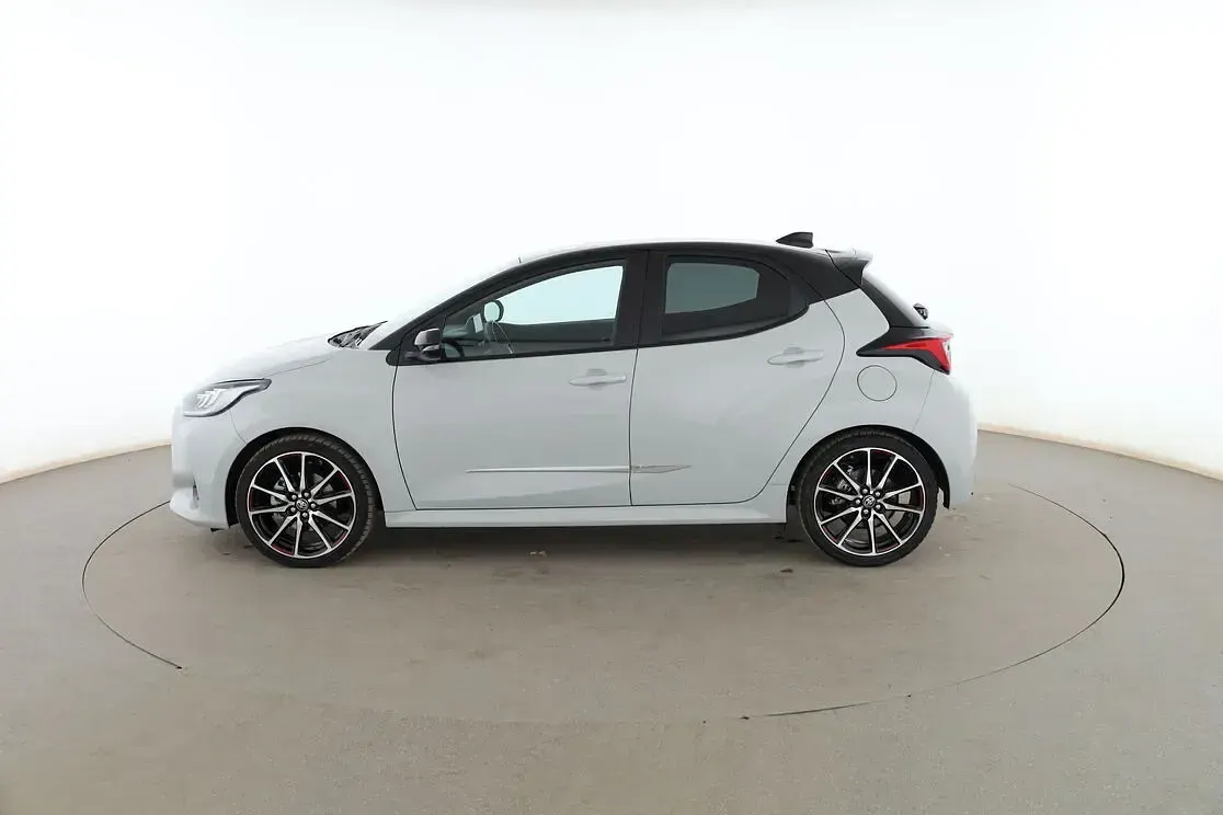 Usado Toyota Yaris Hybrid Sport 131 CV (96 kW) 2022 Gris Berlina